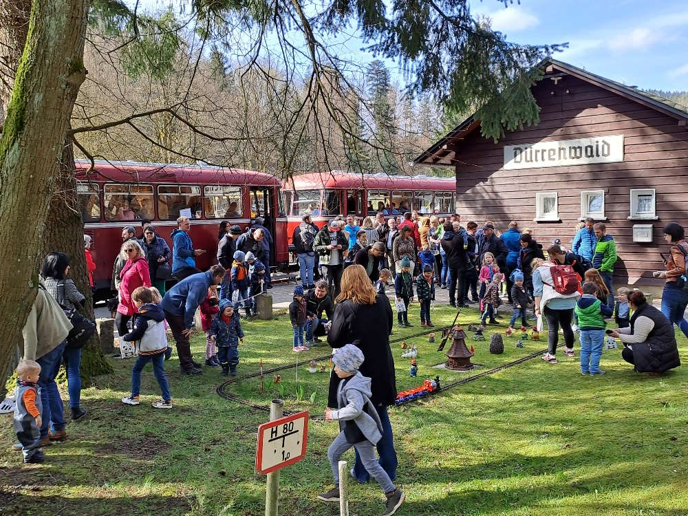 Am Bahnhof Dürrenwaid hat der Osterhase für die jüngsten Fahrgäste wieder Osternester versteckt.