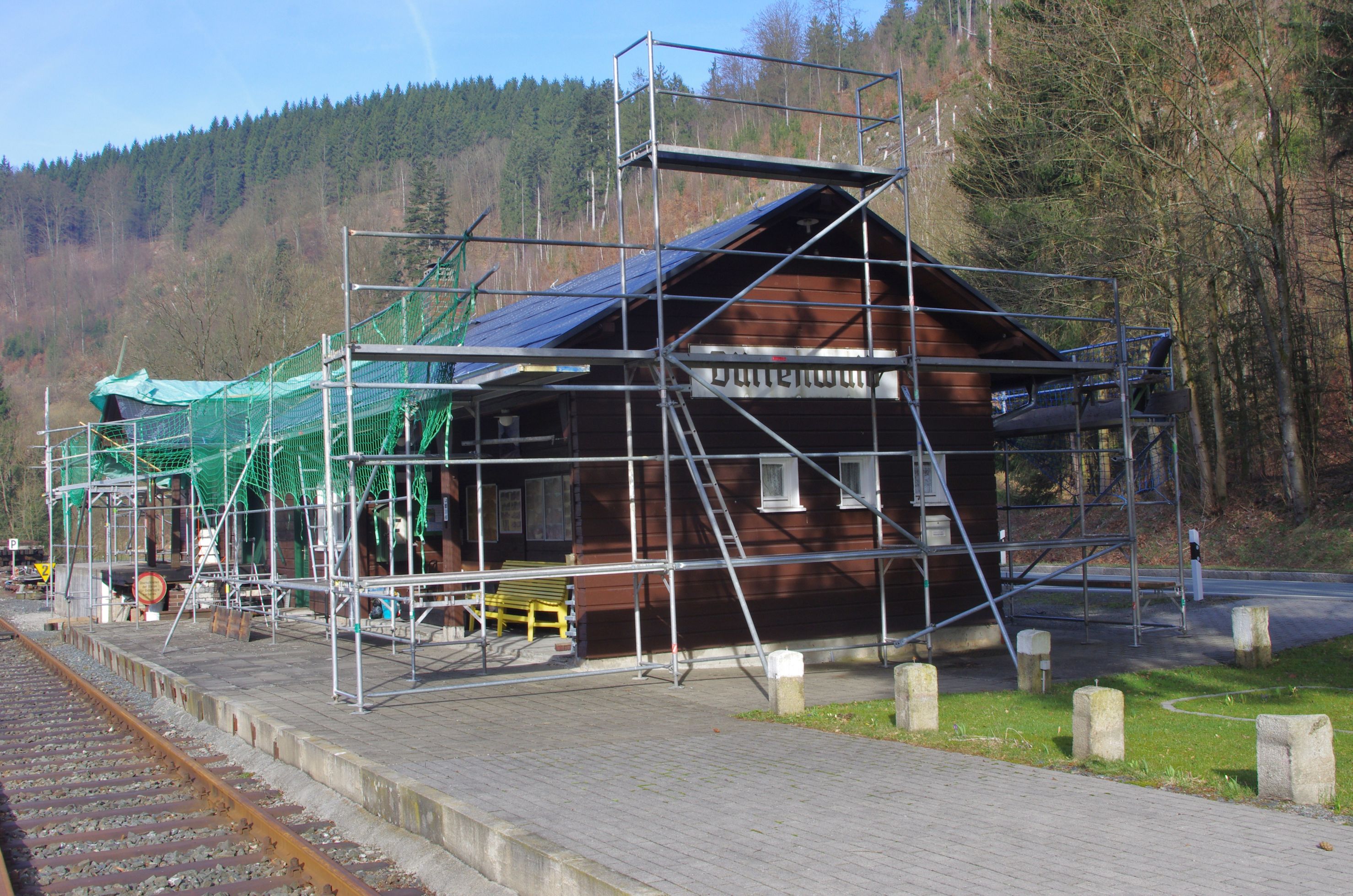 Der eingerüstete Bahnhof im März 2017.