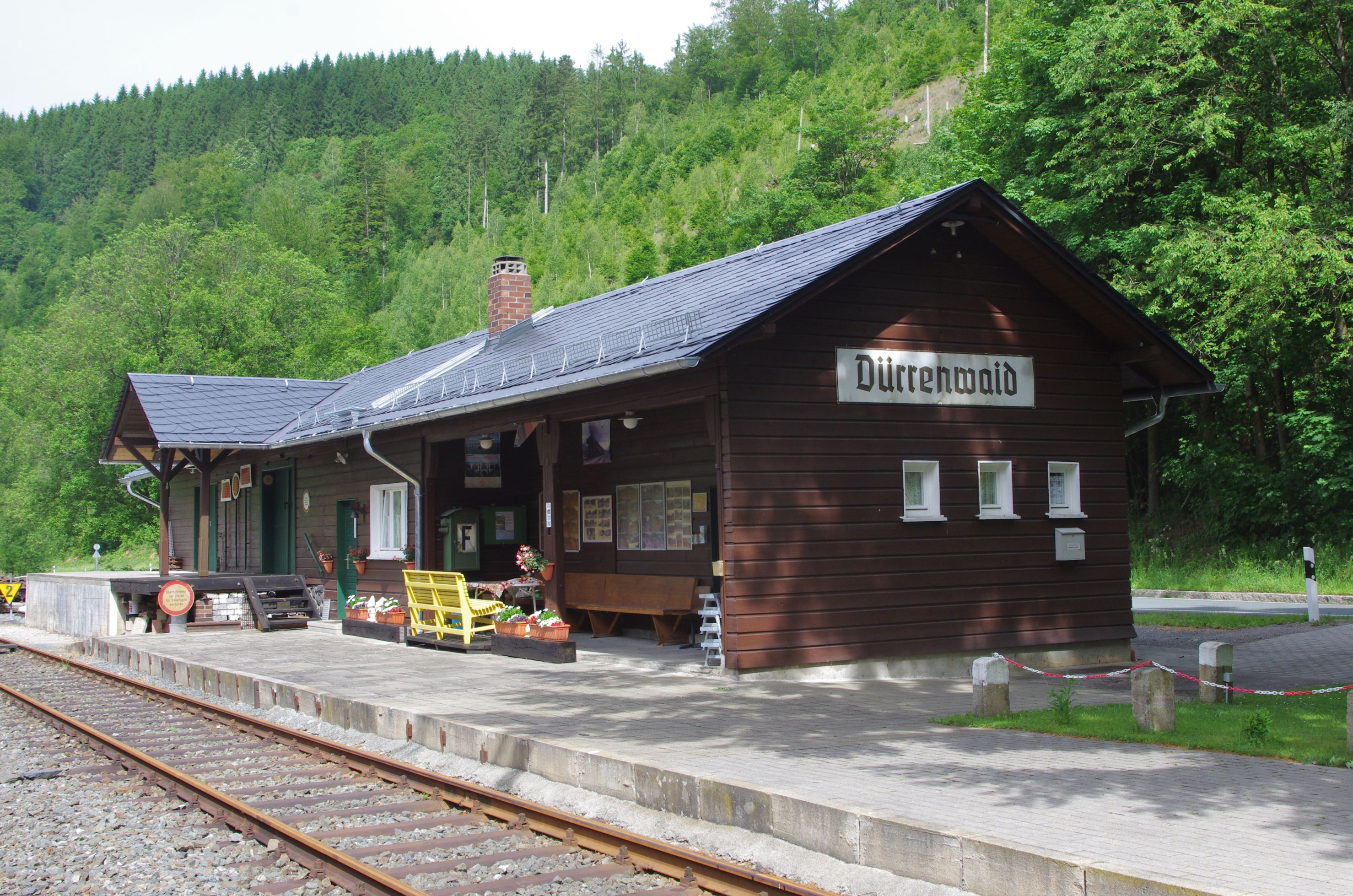 Nach den Dacharbeiten zeigt sich der Bahnhof wieder im alten Glanz.